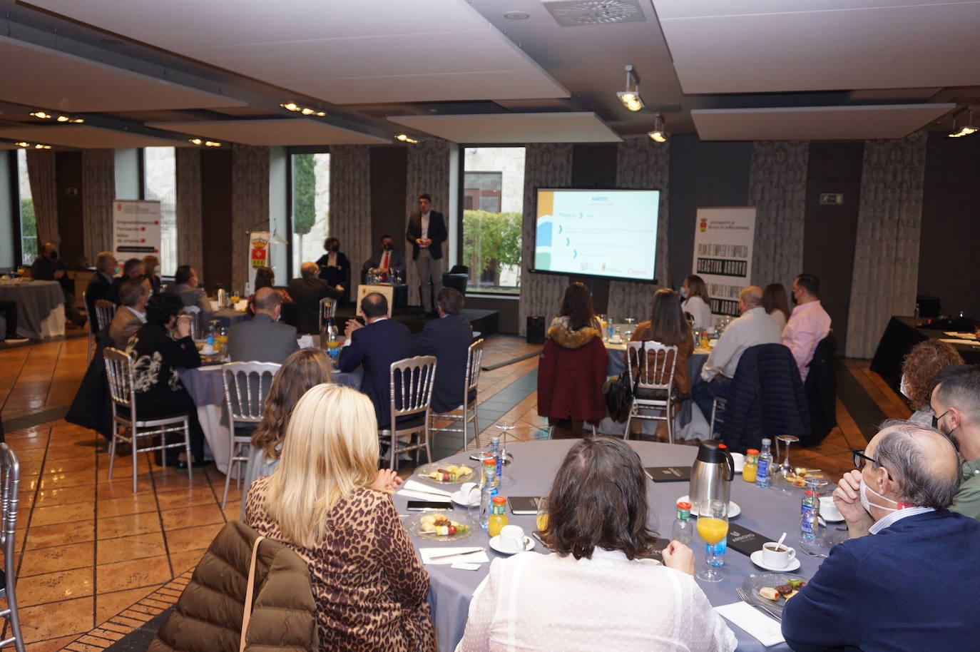 Más de un centenar de empresarios de Arroyo en el evento Hablemos de Negocios. 