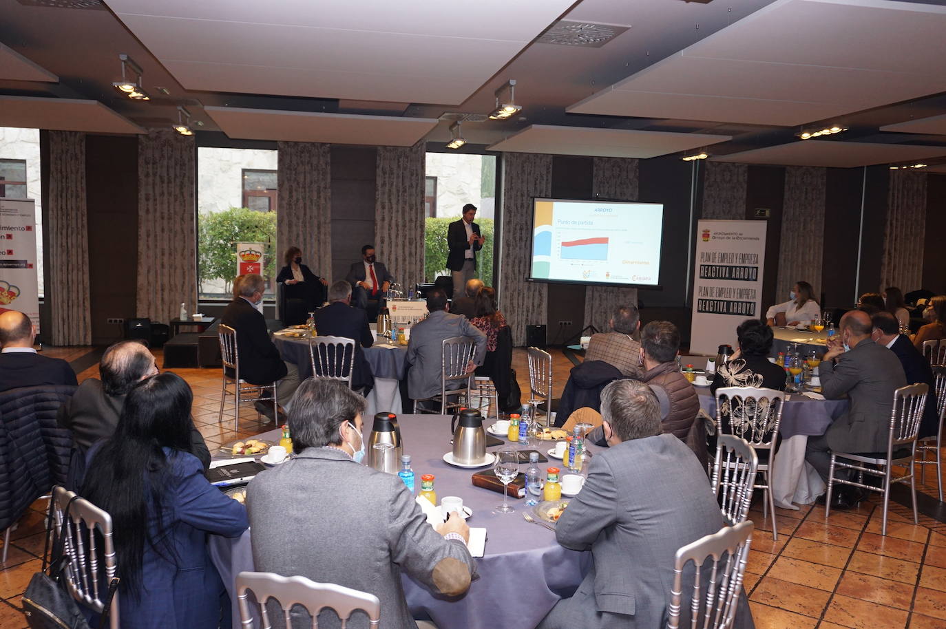 Más de un centenar de empresarios de Arroyo en el evento Hablemos de Negocios. 