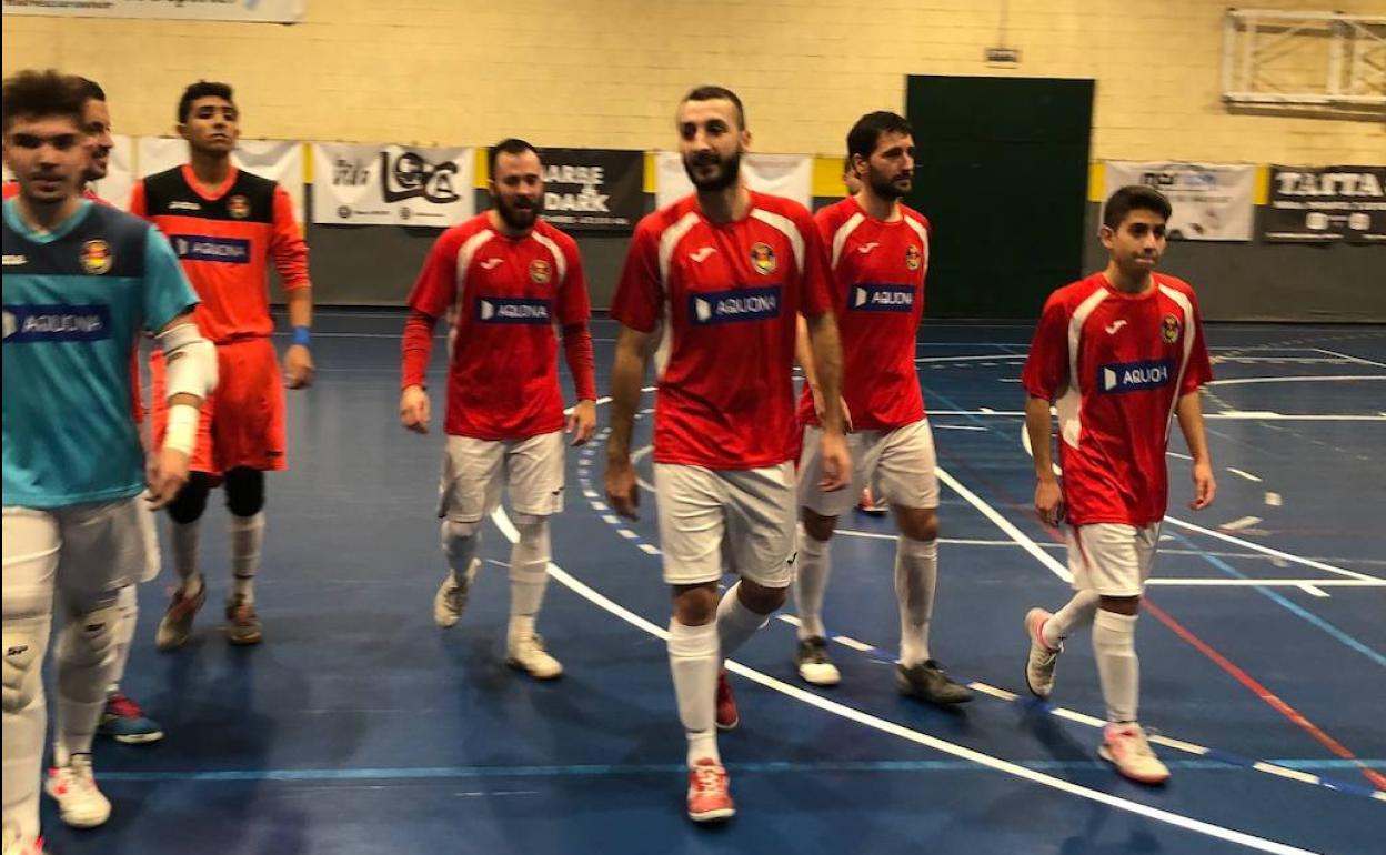 Jugadores del CD Unión Arroyo retirándose de la pista asturiana en Mieres. 