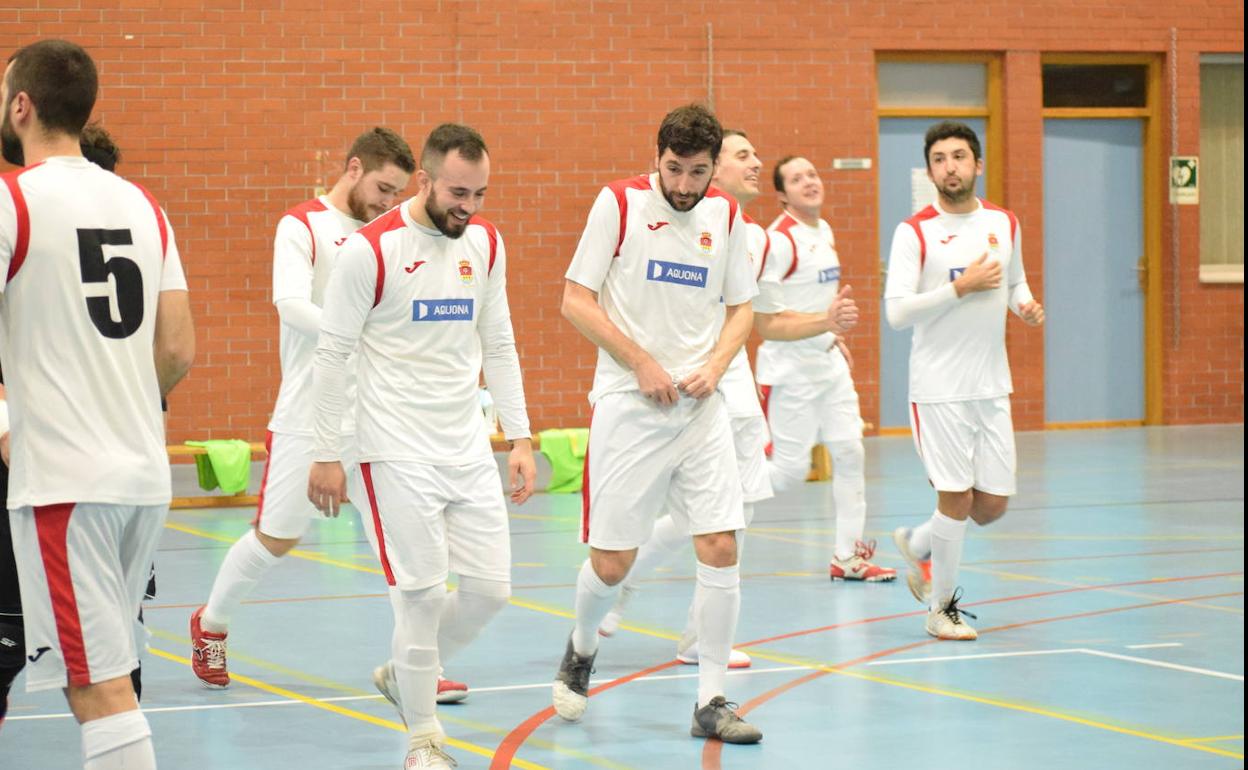 Jugadores del CD Unión Arroyo de fútbol sala en el calentamiento del partido frente a Orense FS en el Antonio Garnacho de La Flecha. 