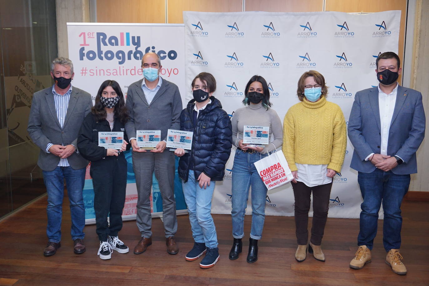 Premiados, autoridades y patricinadores del I Rally Fotográfico de Arroyo. 