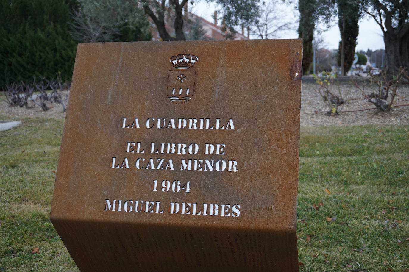 Una treintena de rotondas bautizadas con los nombres de los personajes de las novelas más importantes homenajean la obra de Miguel Delibes en Arroyo de la Encomienda. 