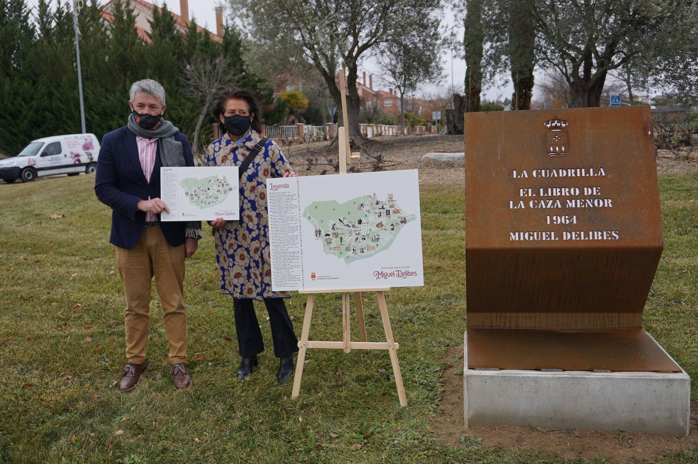 Una treintena de rotondas bautizadas con los nombres de los personajes de las novelas más importantes homenajean la obra de Miguel Delibes en Arroyo de la Encomienda. 