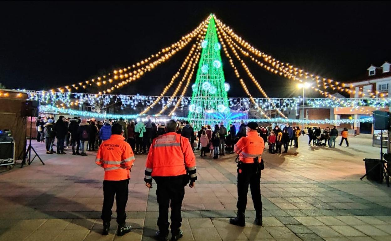 La Plaza España concentra buena parte de la actividad navideña, siempre bajo la atenta mirada de los voluntarios de Protección Civil de Arroyo de la Encomienda. 