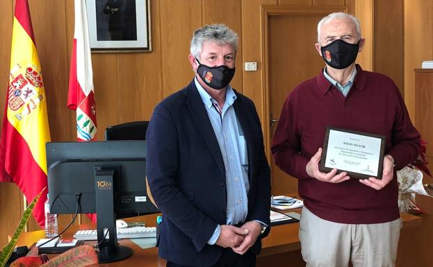 Telesforo Rojo junto al alcalde de Arroyo, Sarbelio Fernández. 
