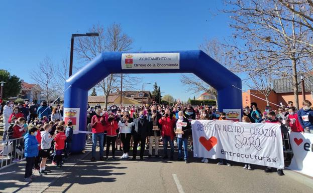 Instantes antes del inicio de las preuebas de 5 y 10 kilómetros de la Carrera Entreculturas de 2022 en Arroyo de la Encomienda. 