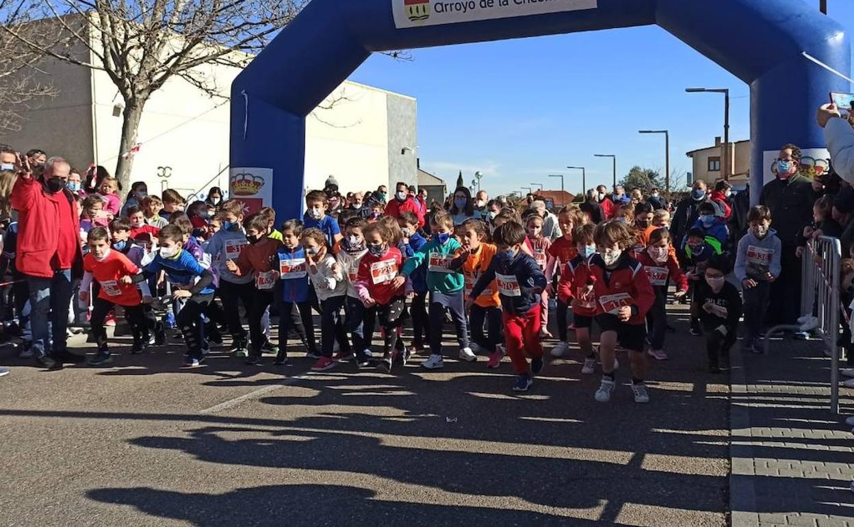 Salida de una de las priebas de niños de la Carrera Entreculturas celebrada en la mañana de ayer en las calles de La Vega en Arroyo de la Encomienda. 