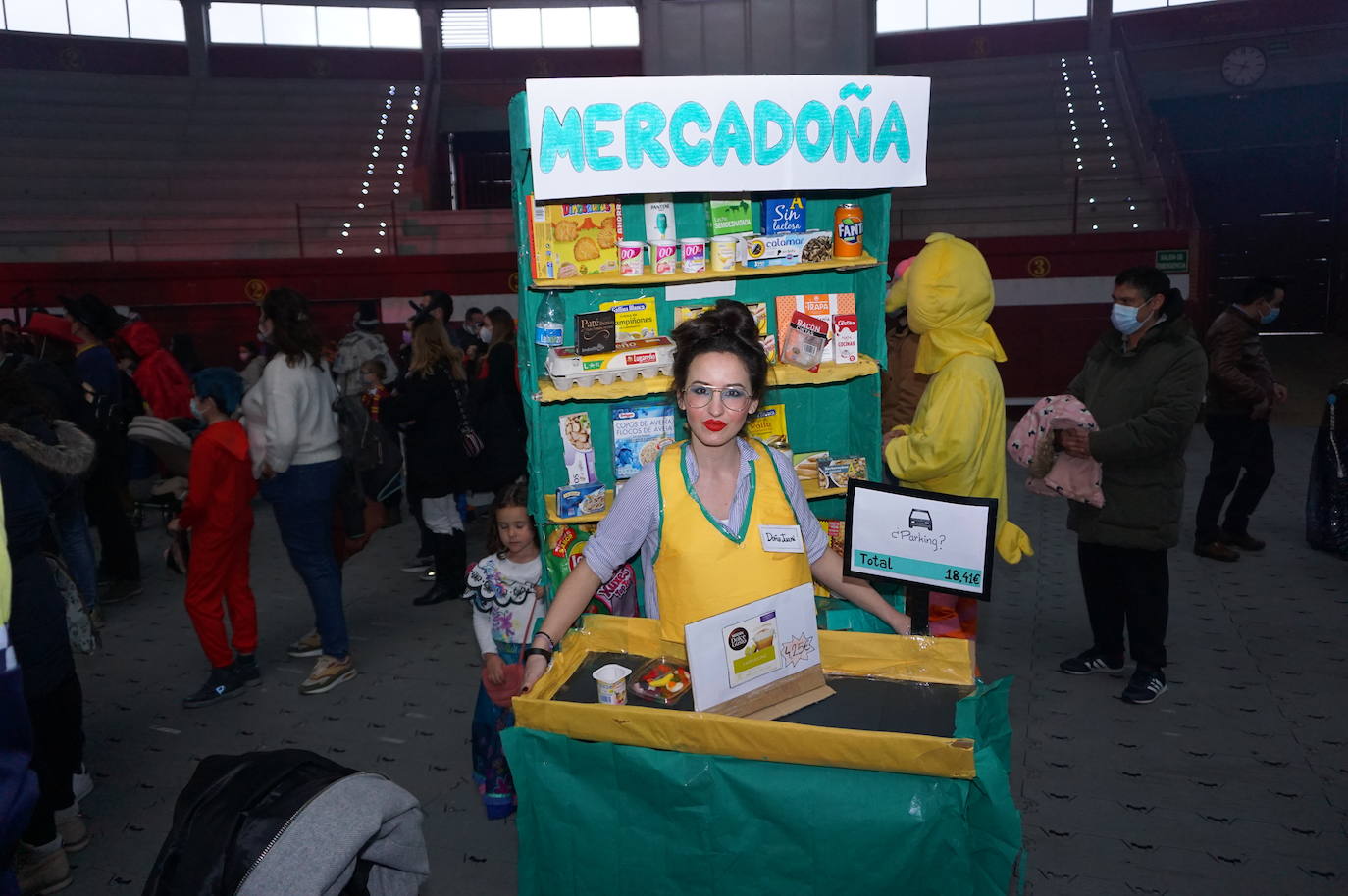 Superhéroes en el concurso de disfraces del carnaval de Arroyo. 