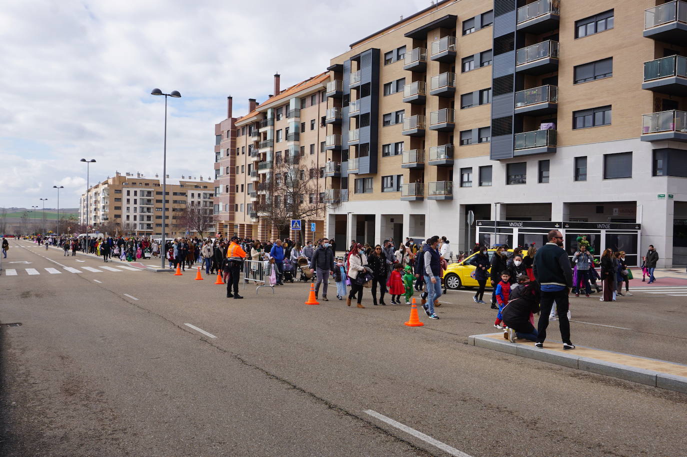 Animación y cientos de disfraces en el pasacalles por Las Lomas en los carnavales de Arroyo de la Encomienda. 