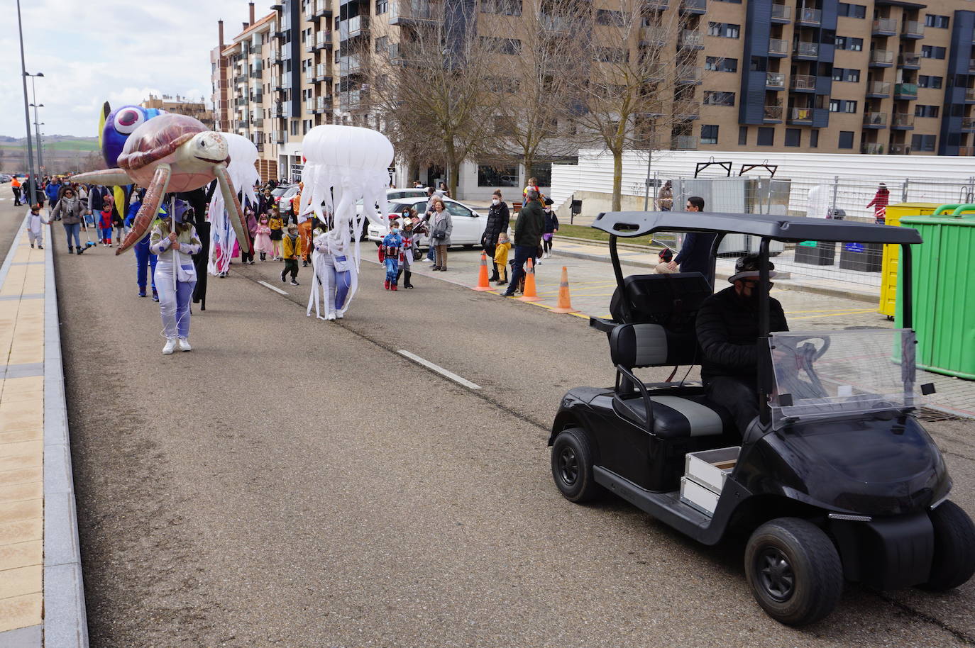 Animación y cientos de disfraces en el pasacalles por Las Lomas en los carnavales de Arroyo de la Encomienda. 