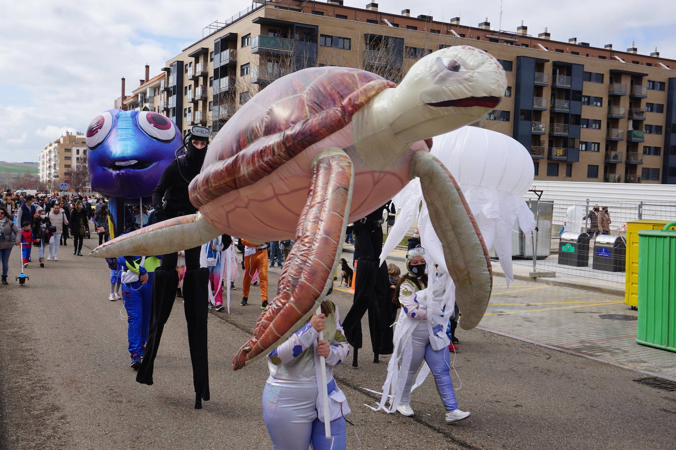 Animación y cientos de disfraces en el pasacalles por Las Lomas en los carnavales de Arroyo de la Encomienda. 