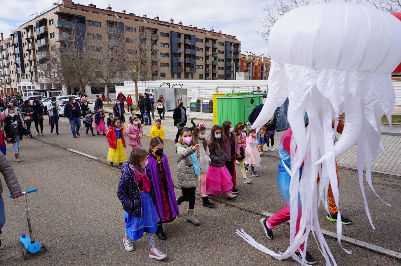 Animación y cientos de disfraces en el pasacalles por Las Lomas en los carnavales de Arroyo de la Encomienda. 