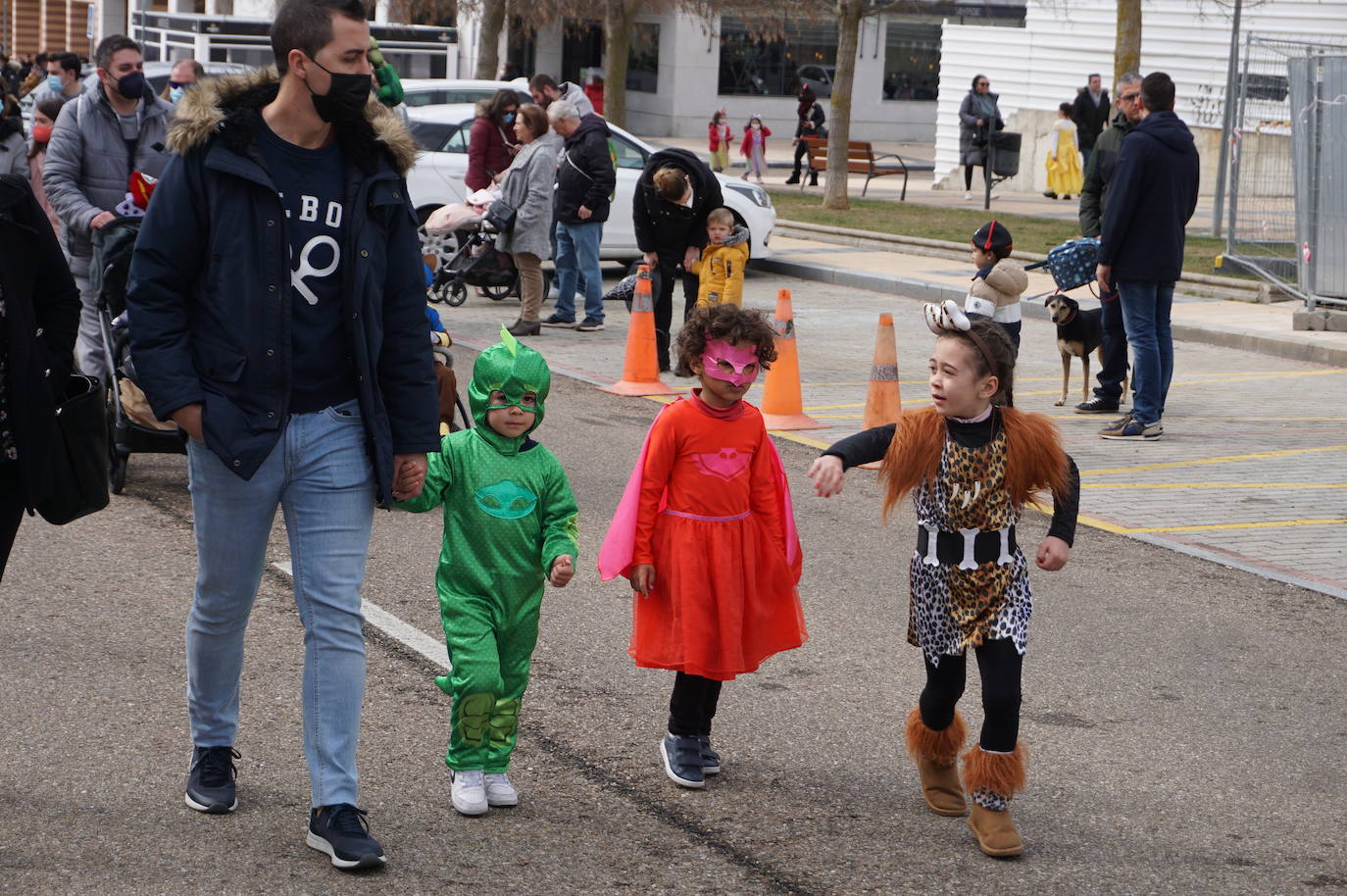 Animación y cientos de disfraces en el pasacalles por Las Lomas en los carnavales de Arroyo de la Encomienda. 