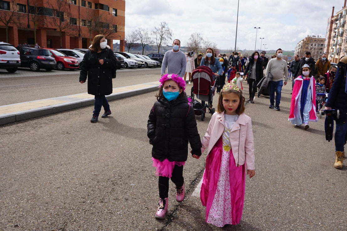 Animación y cientos de disfraces en el pasacalles por Las Lomas en los carnavales de Arroyo de la Encomienda. 