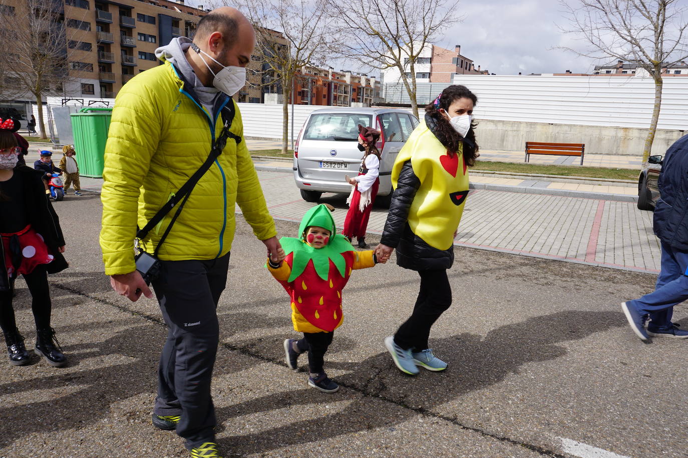 Animación y cientos de disfraces en el pasacalles por Las Lomas en los carnavales de Arroyo de la Encomienda. 