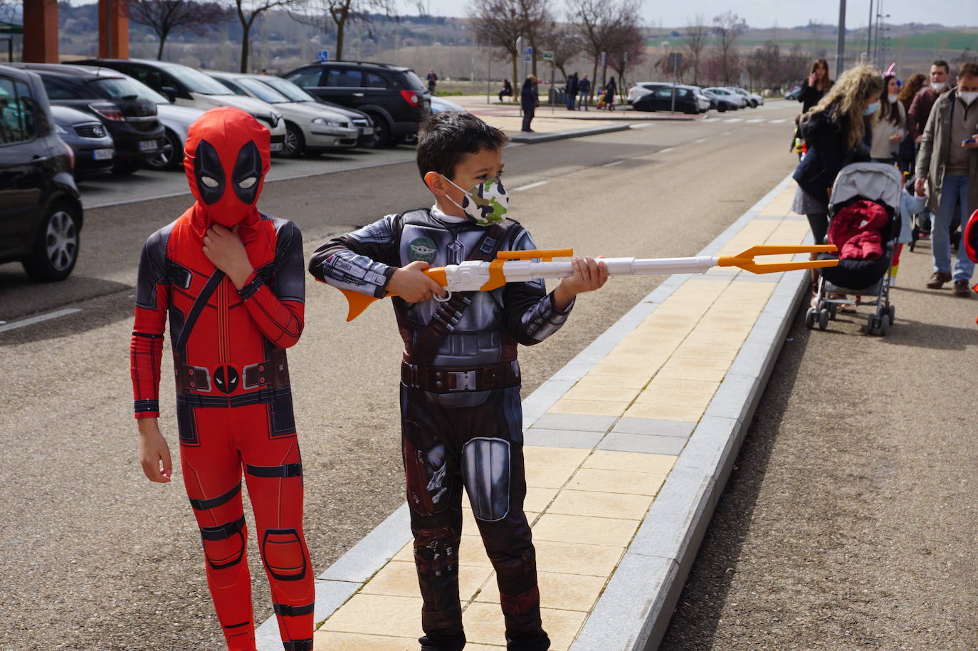 Animación y cientos de disfraces en el pasacalles por Las Lomas en los carnavales de Arroyo de la Encomienda. 
