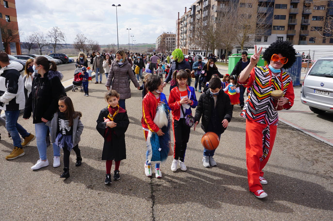 Animación y cientos de disfraces en el pasacalles por Las Lomas en los carnavales de Arroyo de la Encomienda. 