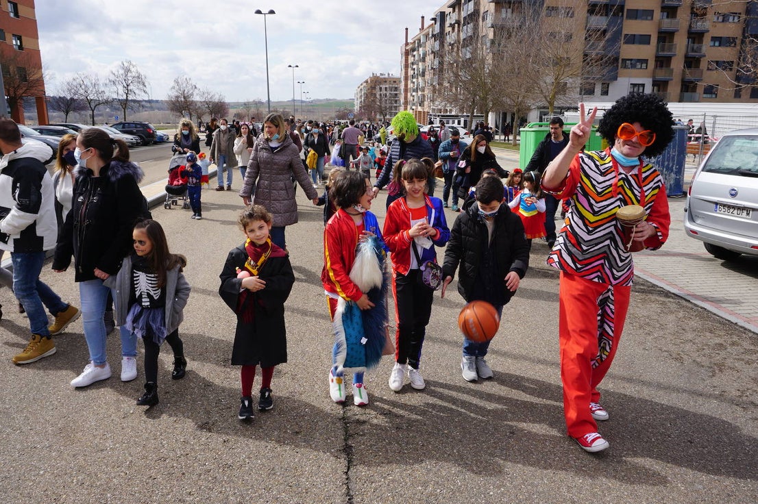 Animación y cientos de disfraces en el pasacalles por Las Lomas en los carnavales de Arroyo de la Encomienda. 