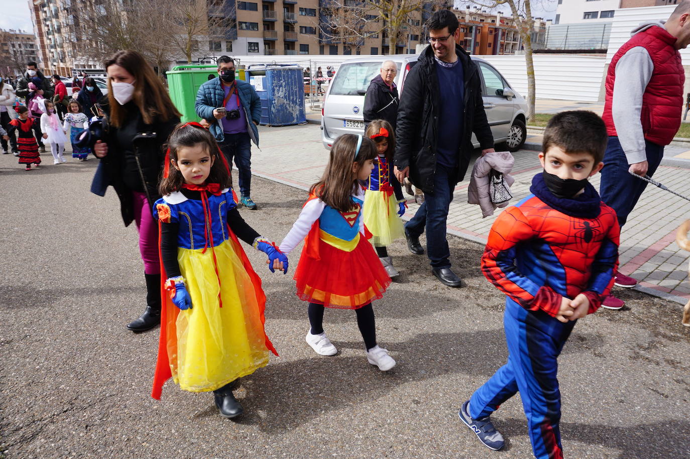 Animación y cientos de disfraces en el pasacalles por Las Lomas en los carnavales de Arroyo de la Encomienda. 