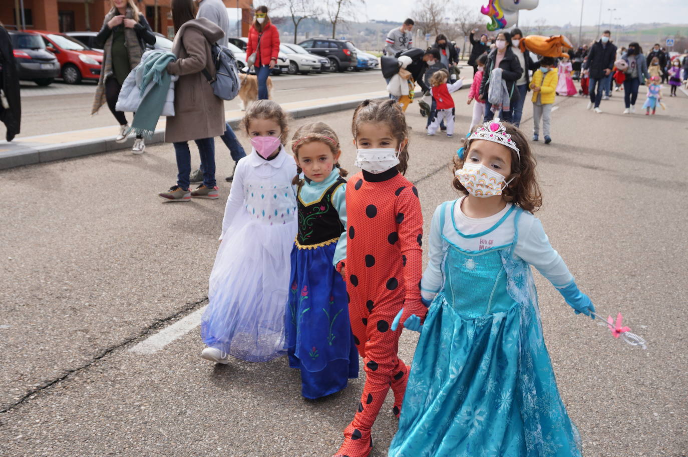 Animación y cientos de disfraces en el pasacalles por Las Lomas en los carnavales de Arroyo de la Encomienda. 