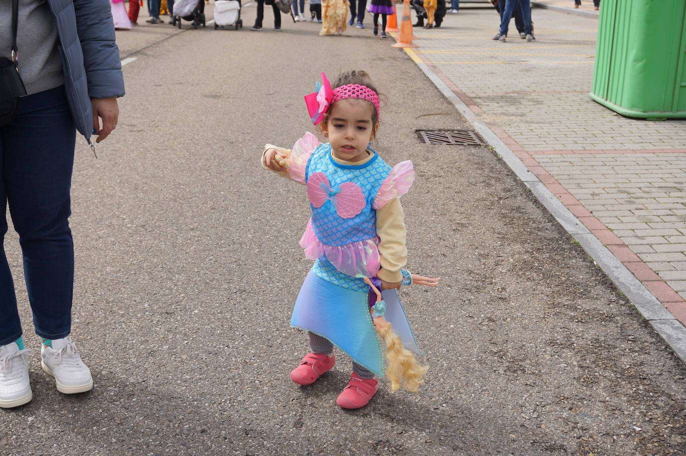 Animación y cientos de disfraces en el pasacalles por Las Lomas en los carnavales de Arroyo de la Encomienda. 