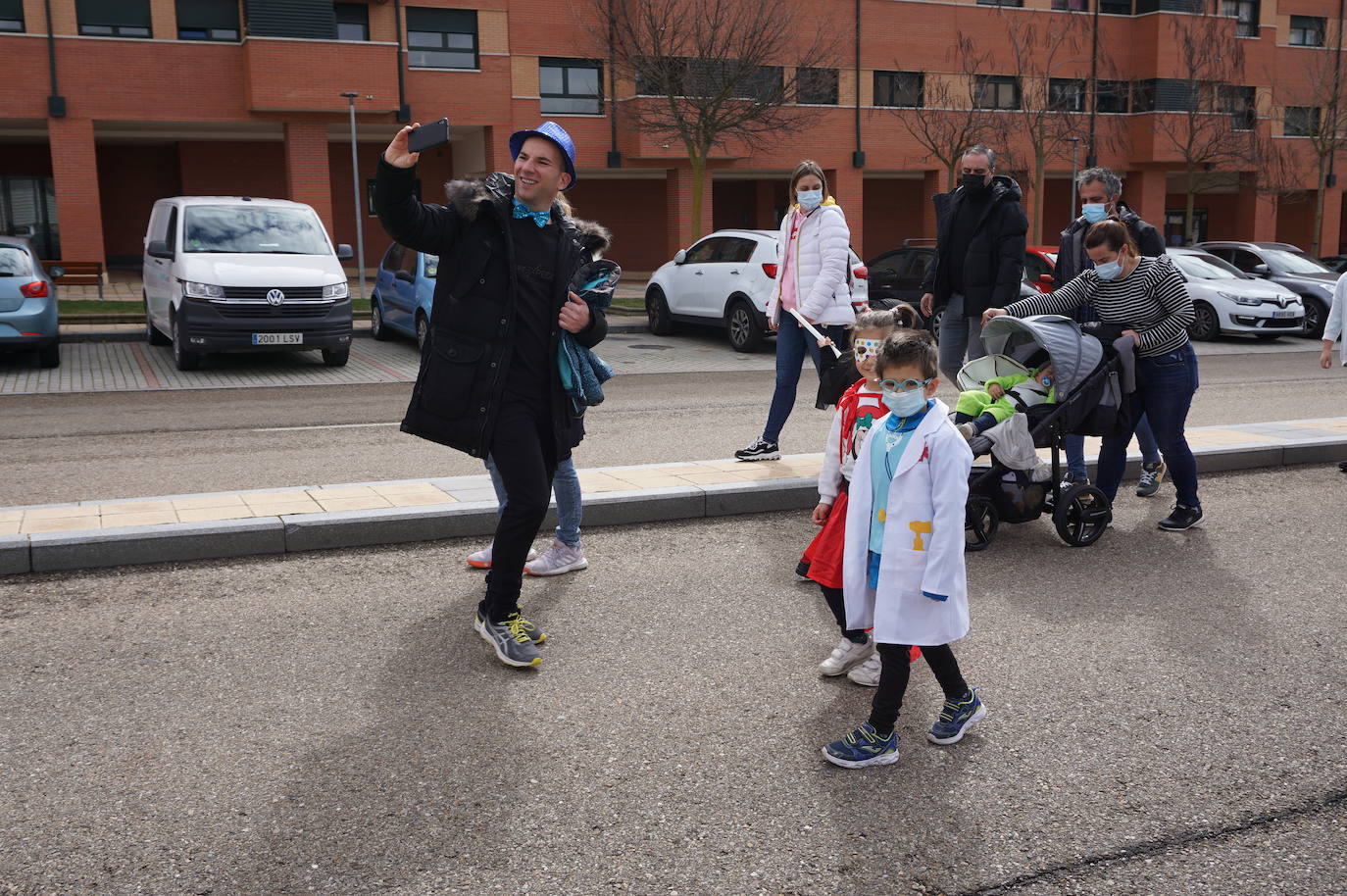 Animación y cientos de disfraces en el pasacalles por Las Lomas en los carnavales de Arroyo de la Encomienda. 
