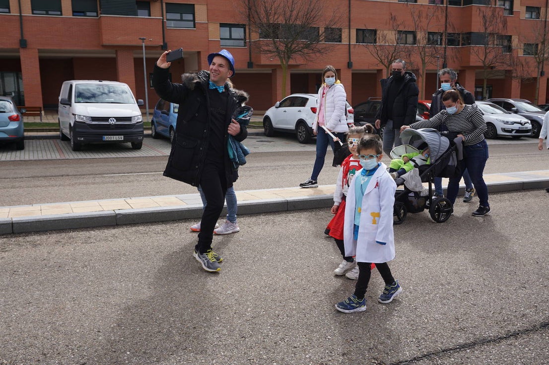 Animación y cientos de disfraces en el pasacalles por Las Lomas en los carnavales de Arroyo de la Encomienda. 