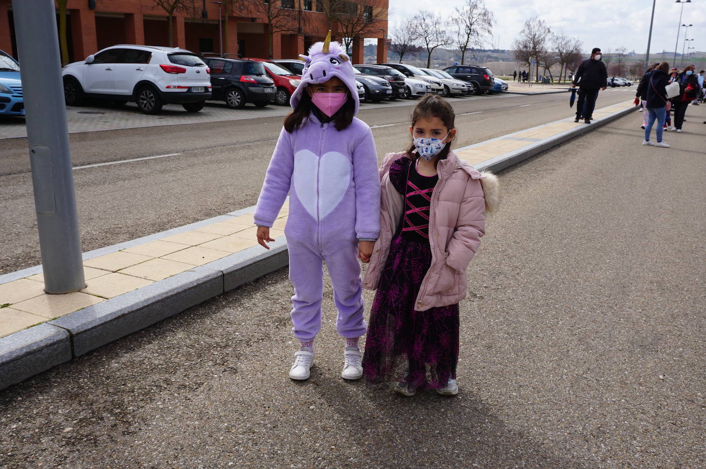 Animación y cientos de disfraces en el pasacalles por Las Lomas en los carnavales de Arroyo de la Encomienda. 