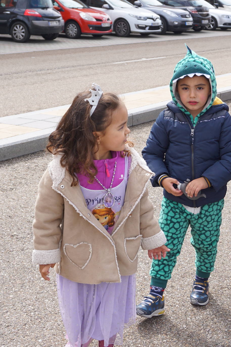 Animación y cientos de disfraces en el pasacalles por Las Lomas en los carnavales de Arroyo de la Encomienda. 