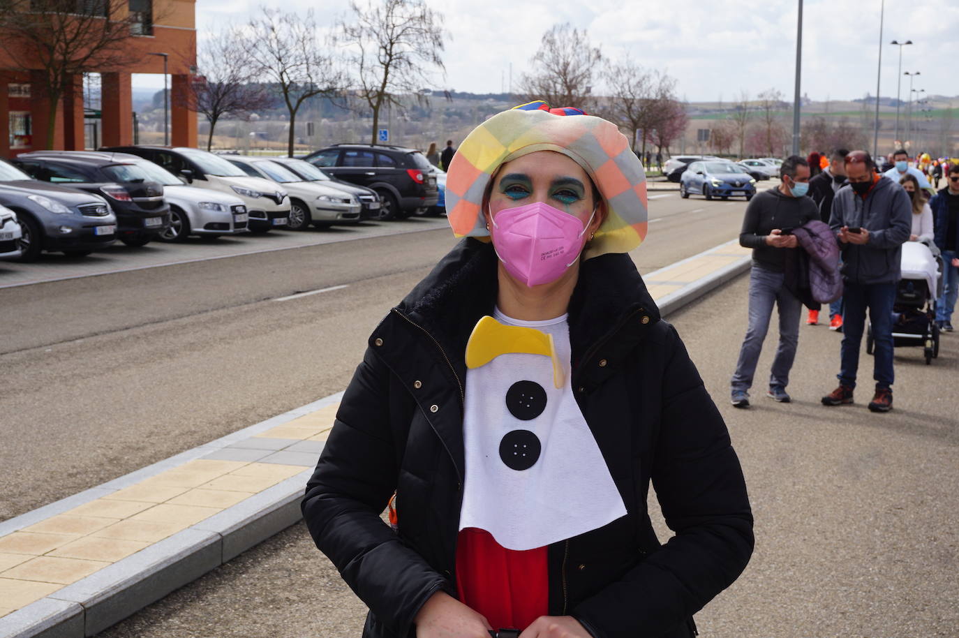 Animación y cientos de disfraces en el pasacalles por Las Lomas en los carnavales de Arroyo de la Encomienda. 