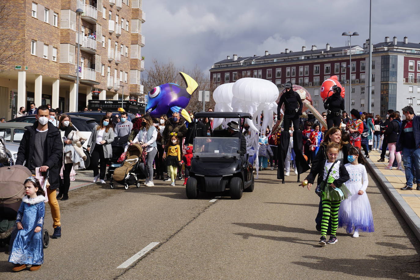 Animación y cientos de disfraces en el pasacalles por Las Lomas en los carnavales de Arroyo de la Encomienda. 