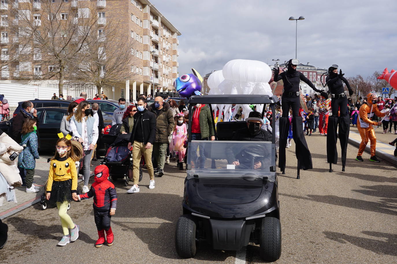 Animación y cientos de disfraces en el pasacalles por Las Lomas en los carnavales de Arroyo de la Encomienda. 