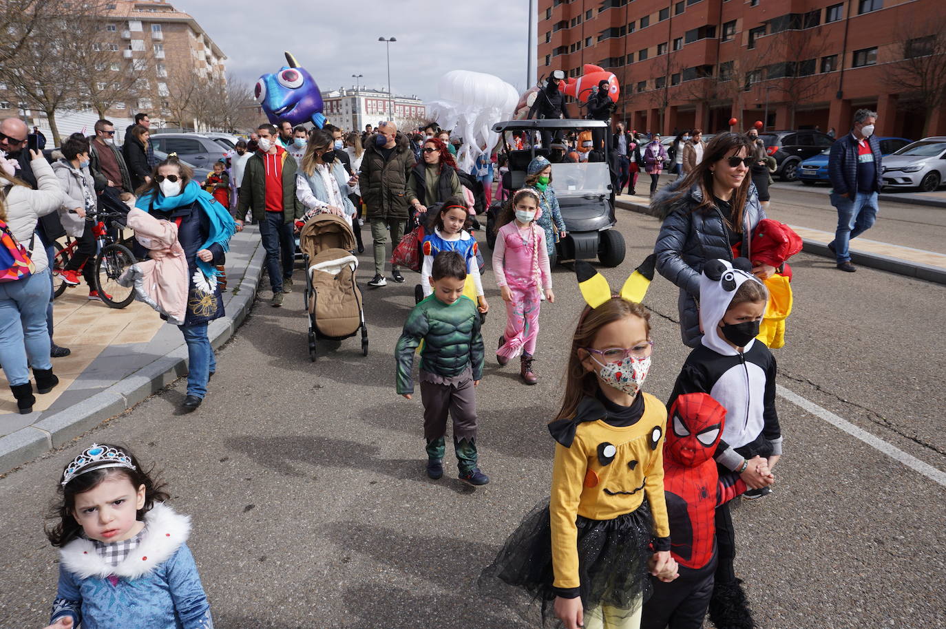 Animación y cientos de disfraces en el pasacalles por Las Lomas en los carnavales de Arroyo de la Encomienda. 
