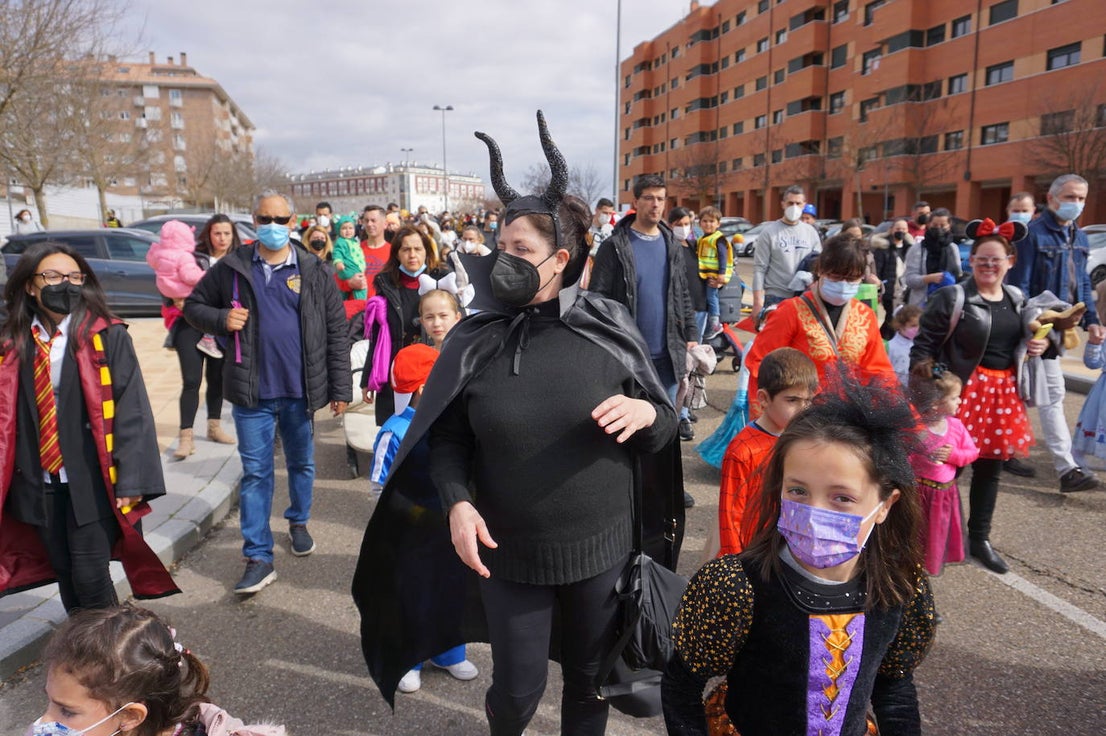 Animación y cientos de disfraces en el pasacalles por Las Lomas en los carnavales de Arroyo de la Encomienda. 