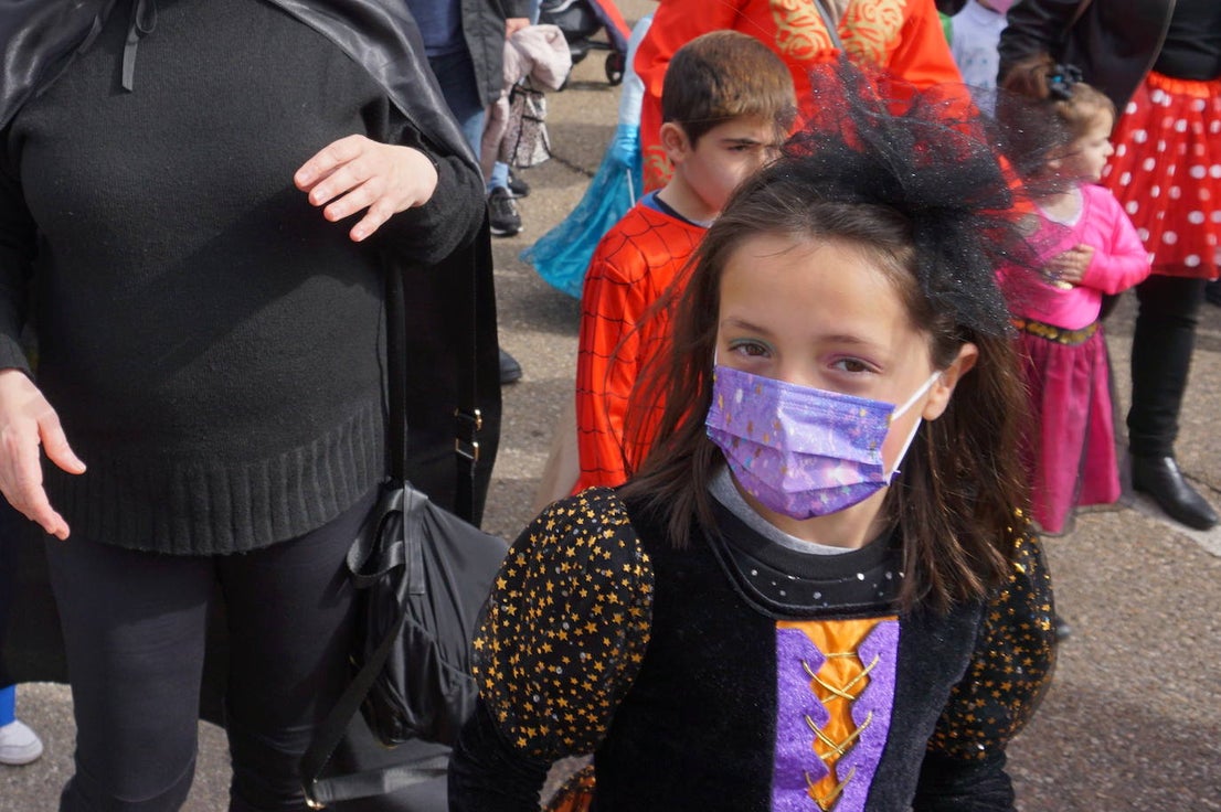 Animación y cientos de disfraces en el pasacalles por Las Lomas en los carnavales de Arroyo de la Encomienda. 