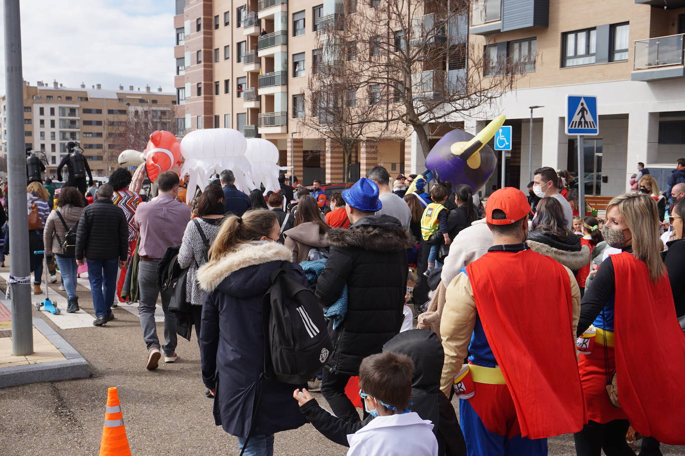 Animación y cientos de disfraces en el pasacalles por Las Lomas en los carnavales de Arroyo de la Encomienda. 