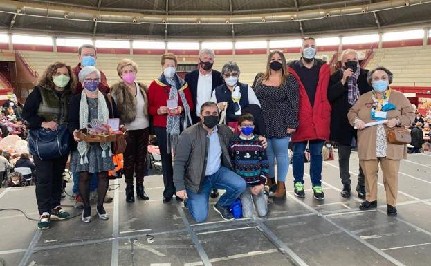Premiados y autorizades posan en la foto de familia esta mañana en el encuentro nacional de bolillos de Arroyo. 