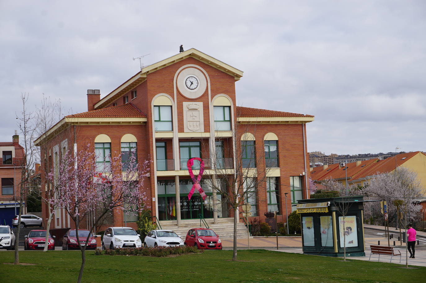 Las camisetas fucsias regaron el recorrido de esta mañana por Arroyo de muestras de solidaridad y empatía en la lucha contra el cáncer. 
