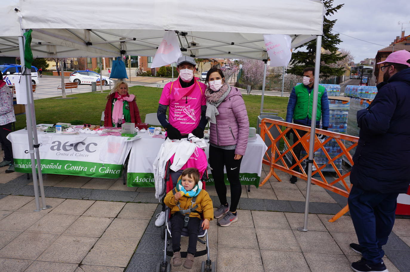 Las camisetas fucsias regaron el recorrido de esta mañana por Arroyo de muestras de solidaridad y empatía en la lucha contra el cáncer. 