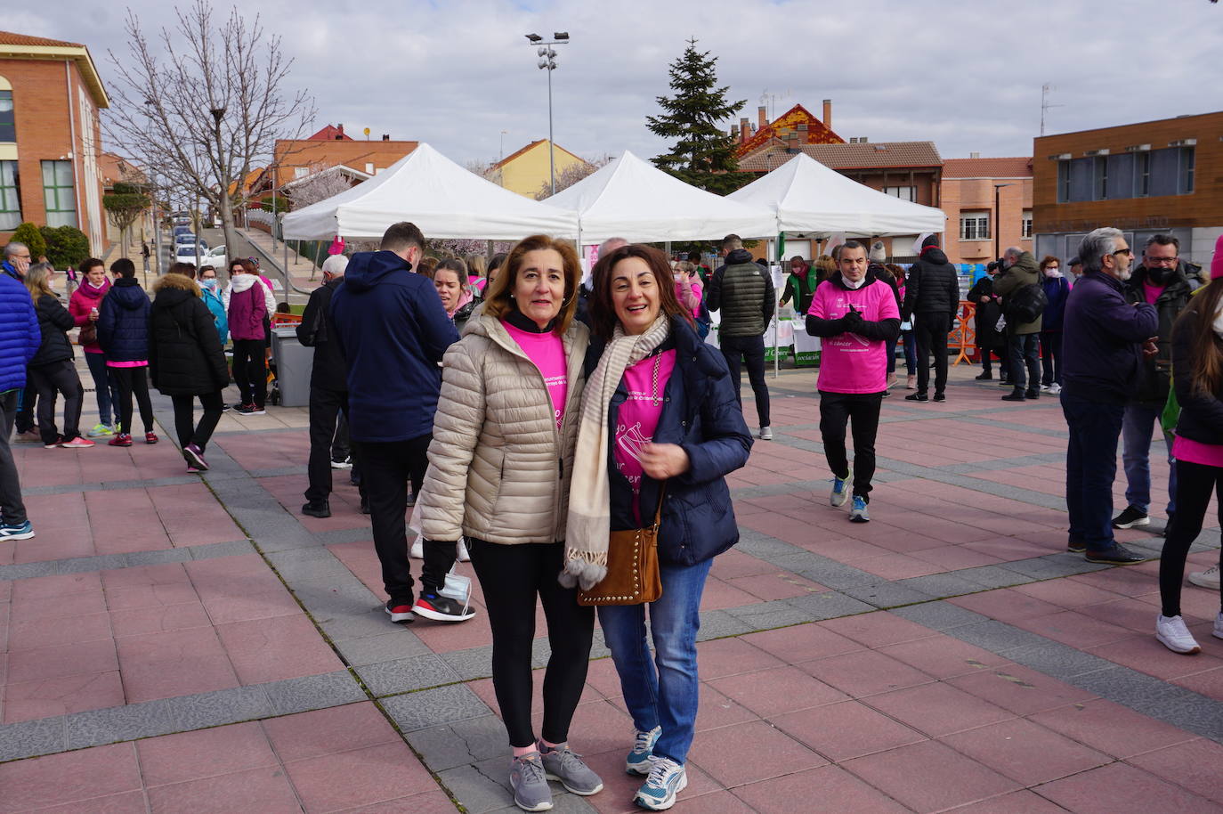 Las camisetas fucsias regaron el recorrido de esta mañana por Arroyo de muestras de solidaridad y empatía en la lucha contra el cáncer. 