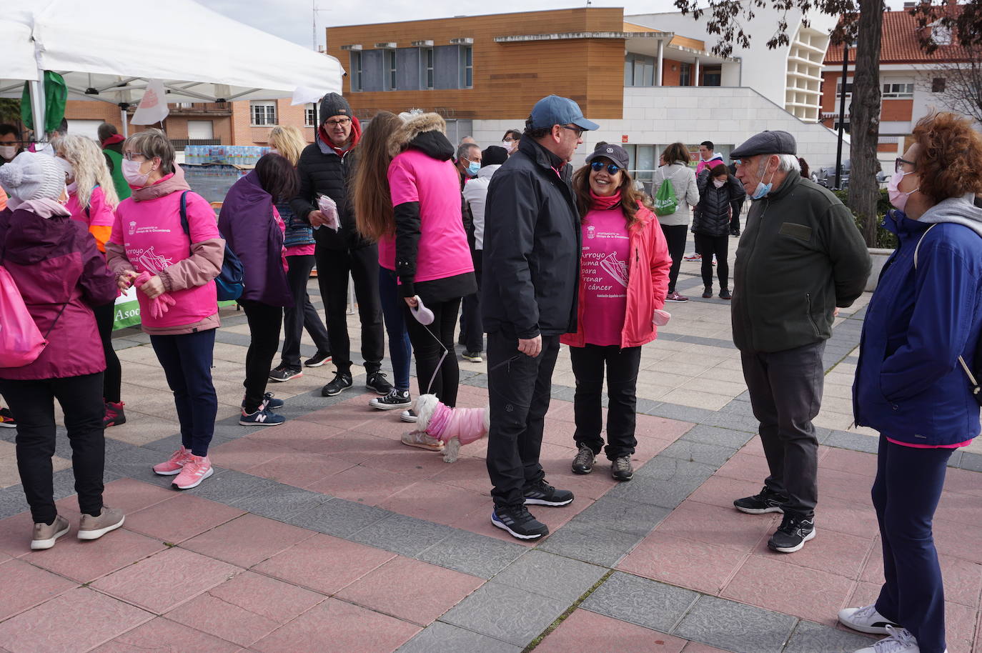 Las camisetas fucsias regaron el recorrido de esta mañana por Arroyo de muestras de solidaridad y empatía en la lucha contra el cáncer. 