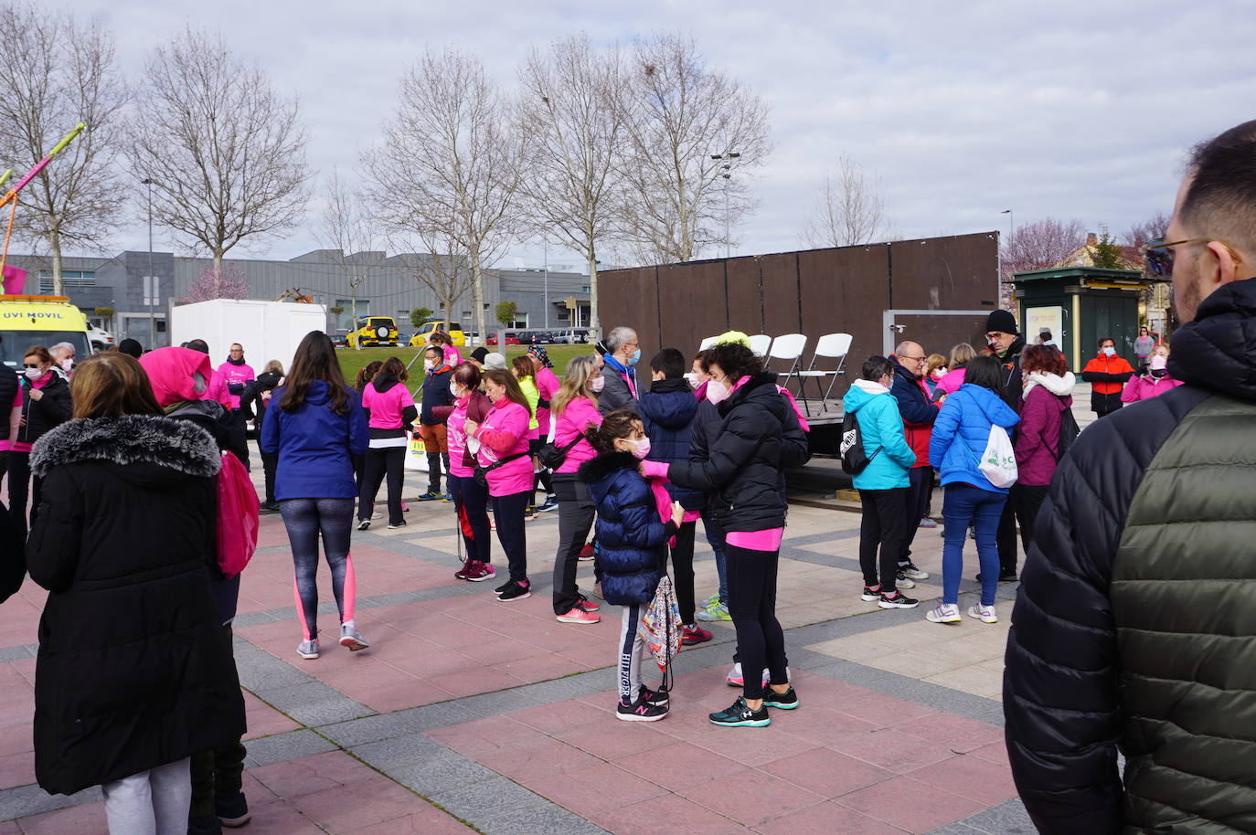 Las camisetas fucsias regaron el recorrido de esta mañana por Arroyo de muestras de solidaridad y empatía en la lucha contra el cáncer. 