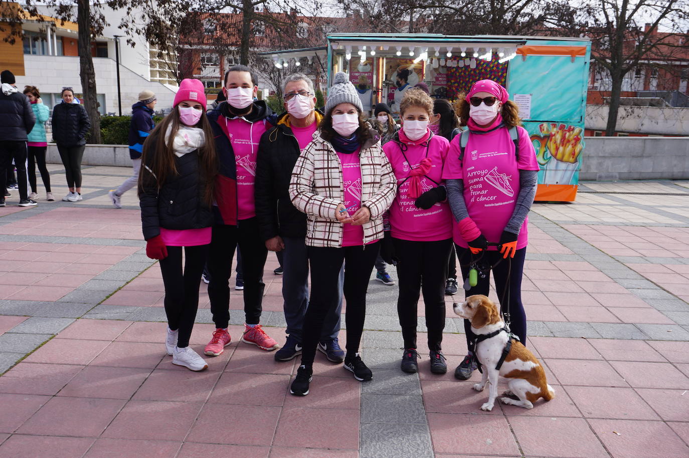 Las camisetas fucsias regaron el recorrido de esta mañana por Arroyo de muestras de solidaridad y empatía en la lucha contra el cáncer. 