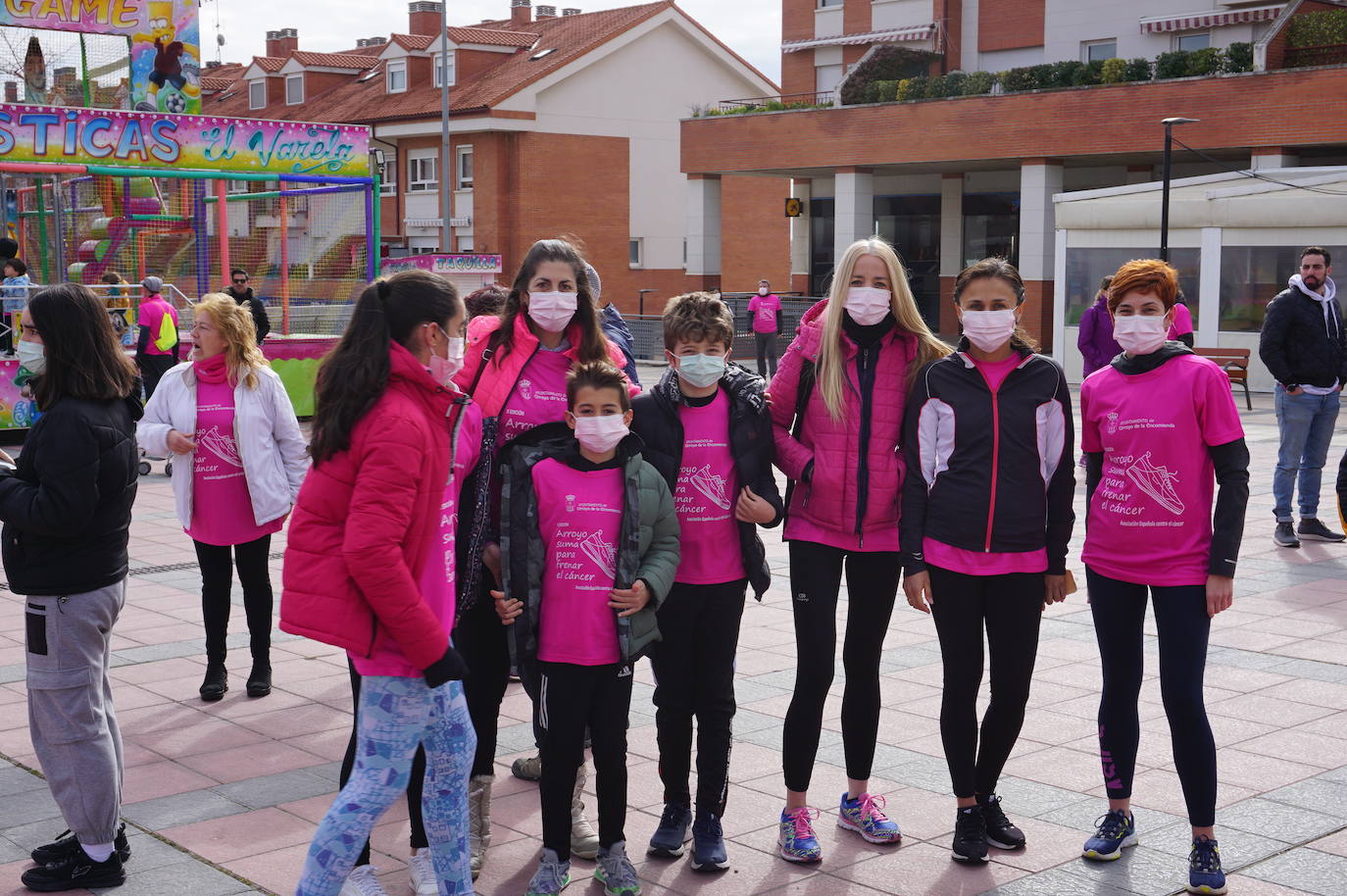 Las camisetas fucsias regaron el recorrido de esta mañana por Arroyo de muestras de solidaridad y empatía en la lucha contra el cáncer. 