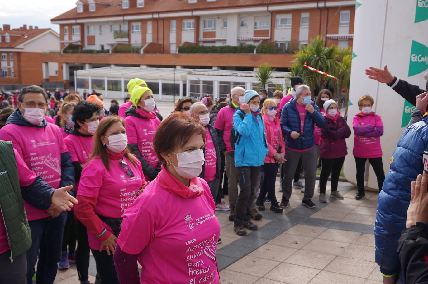 Las camisetas fucsias regaron el recorrido de esta mañana por Arroyo de muestras de solidaridad y empatía en la lucha contra el cáncer. 