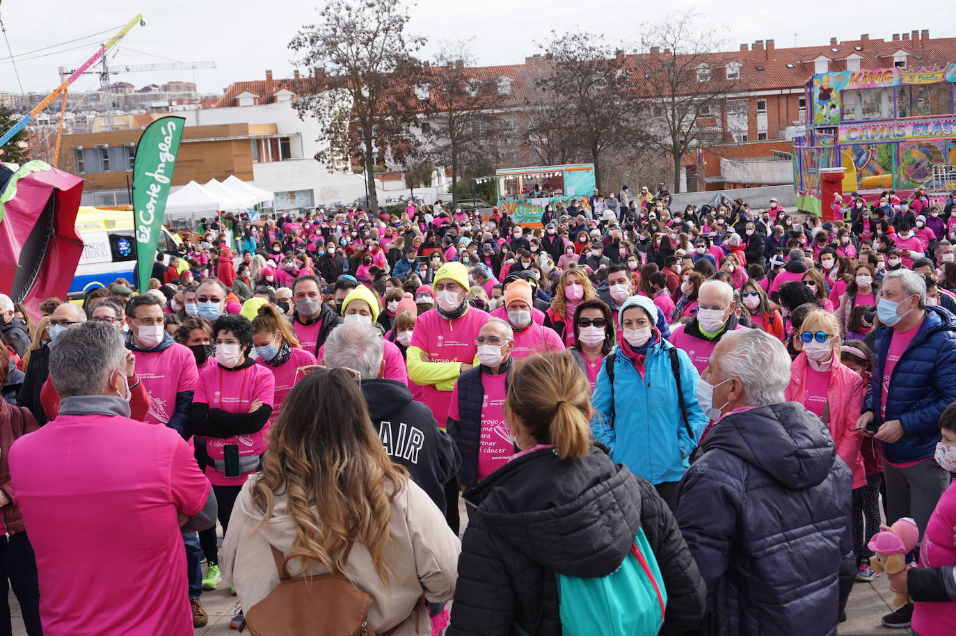 Las camisetas fucsias regaron el recorrido de esta mañana por Arroyo de muestras de solidaridad y empatía en la lucha contra el cáncer. 