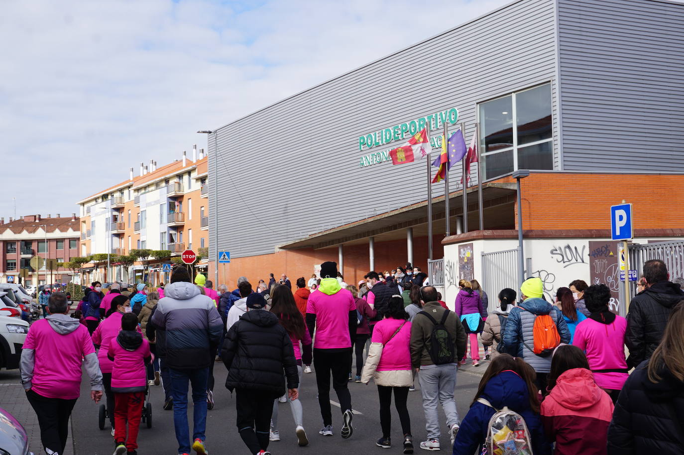 Las camisetas fucsias regaron el recorrido de esta mañana por Arroyo de muestras de solidaridad y empatía en la lucha contra el cáncer. 