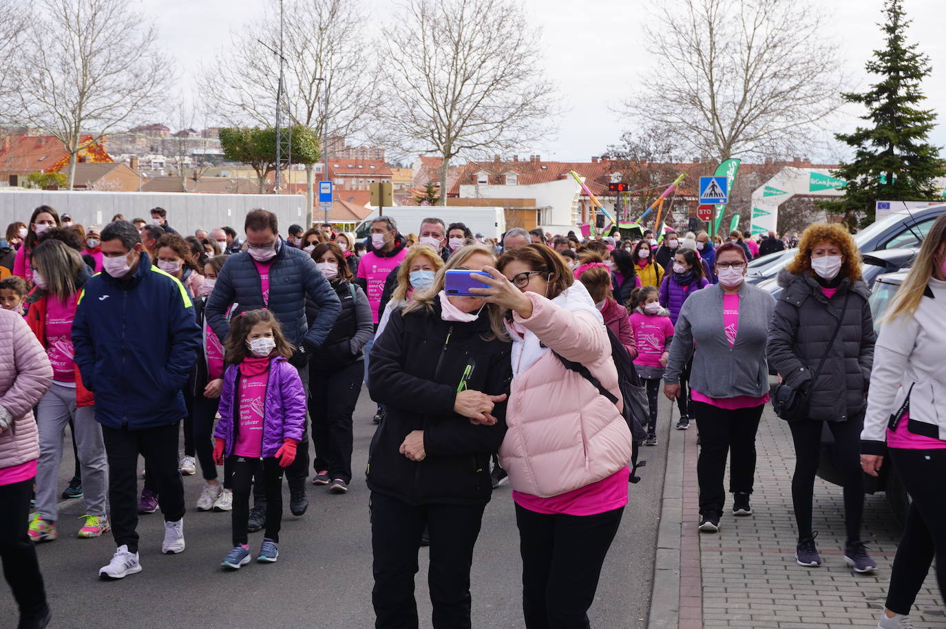 Las camisetas fucsias regaron el recorrido de esta mañana por Arroyo de muestras de solidaridad y empatía en la lucha contra el cáncer. 