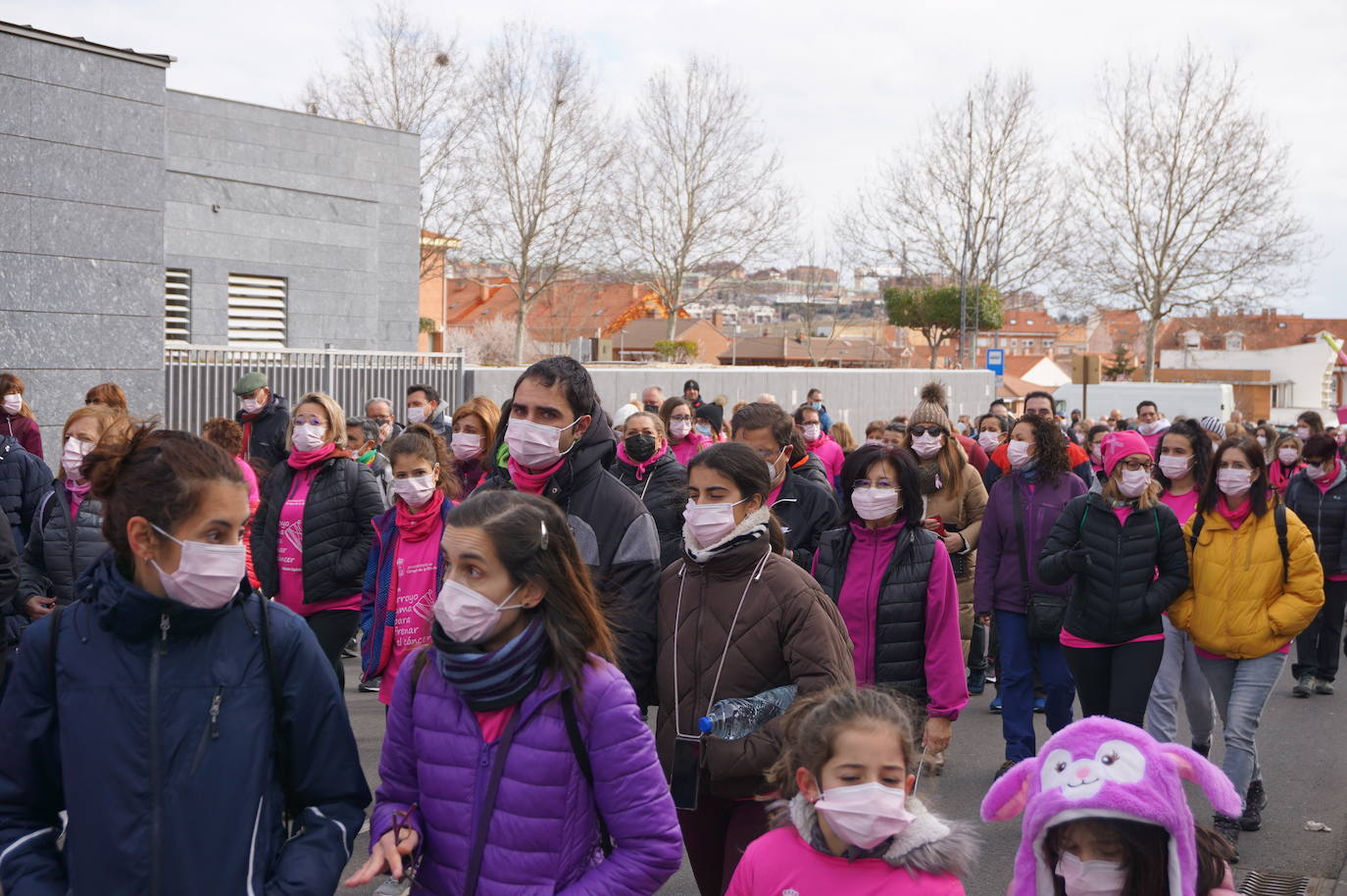 Las camisetas fucsias regaron el recorrido de esta mañana por Arroyo de muestras de solidaridad y empatía en la lucha contra el cáncer. 