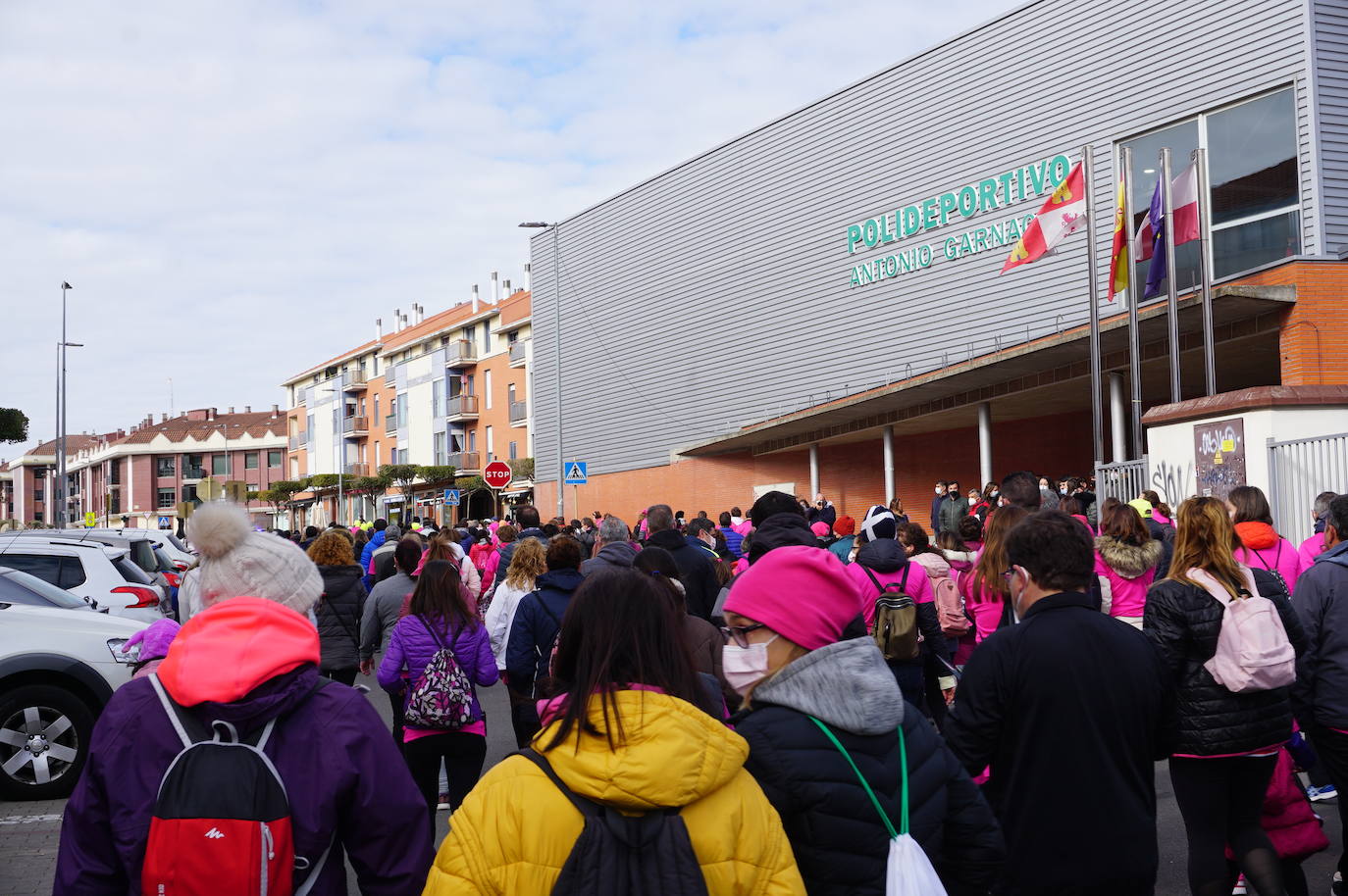 Las camisetas fucsias regaron el recorrido de esta mañana por Arroyo de muestras de solidaridad y empatía en la lucha contra el cáncer. 